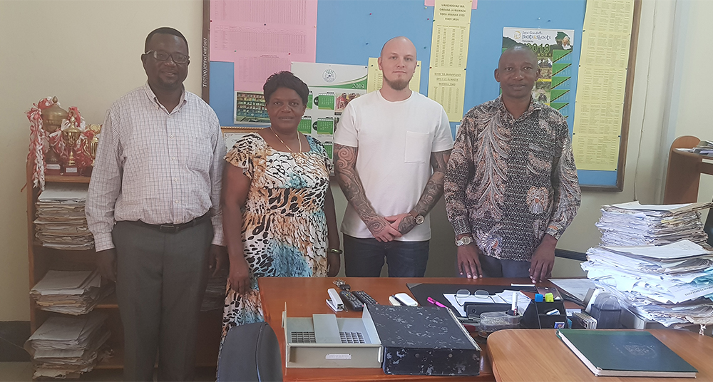 Tansanialainen kylä toivotti tietokoneiden lahjoittajat tervetulleiksi