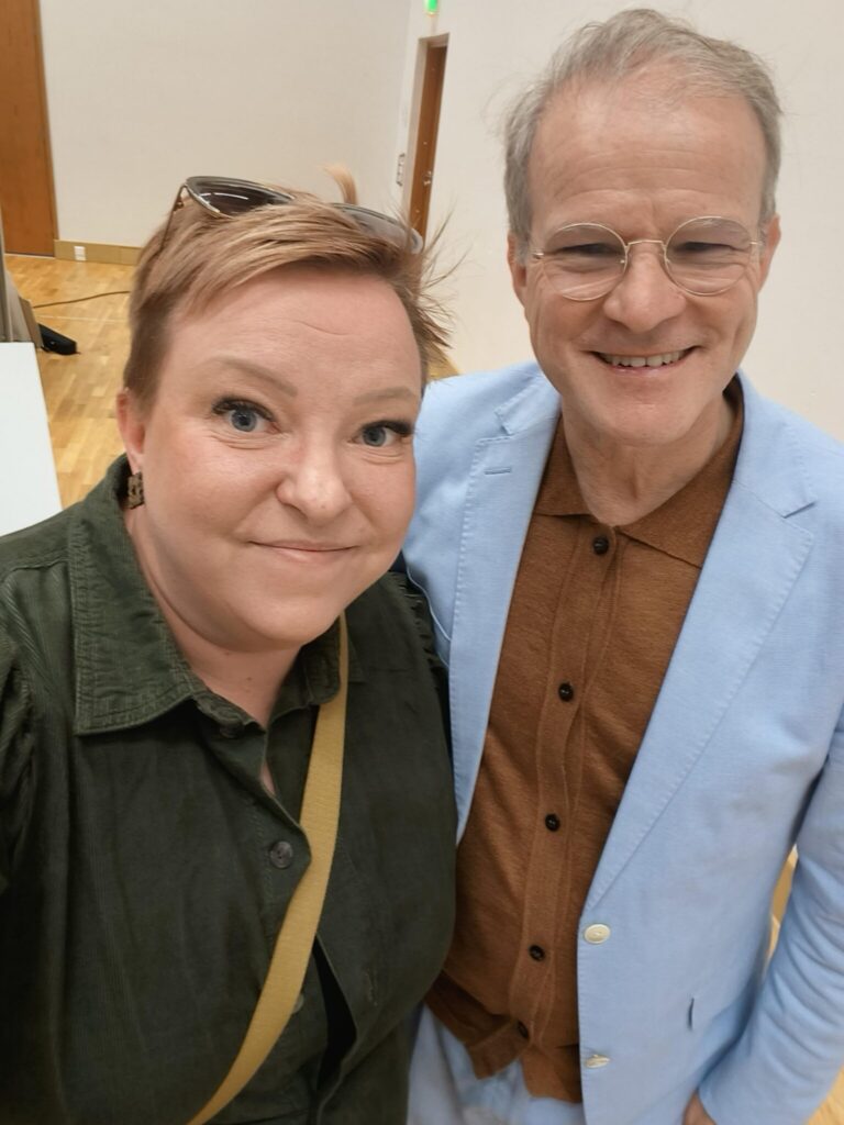 Selfietyyliin otettu kuva artikkelin kirjoittajasta ja artikkelin päähenkilöstä Thomas Sandholmista. 